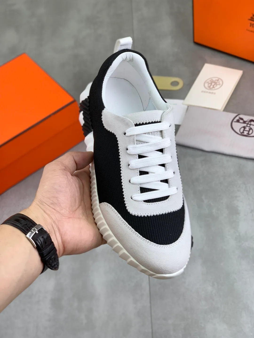 Men's men's shoes 💰P580 New model Top version Original order Hermes Men's Drift Sneaker Summer new casual sports shoes Original purchase, development, production H family men's classic series, technical breathable fabrics with cowhide, casual sports shoes, casual shoes, sports dad shoes combine high-tech breathable materials and cowhide, H family exclusive button decoration on the side. The outsole is full of H italic design and bright colors to show vitality and continue the brand design inspiration. Stroll around the city lightly and feel free and comfortable. Delivered in exquisite packaging 🛍📦 ▪️Fabric: original customized breathable material + first-layer cowhide ▪️Inner: cowhide feet ▪️Outsole: molded and evacuated PU+TPU material ▪️Size: 35-45 Multiple colors available Premium packaging